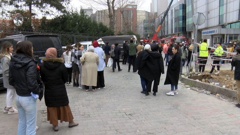 Zeytinburnu'nda 5 katlı iş merkezinde yangın! Yaralı var - Resim: 7