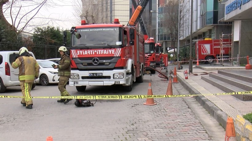Zeytinburnu'nda 5 katlı iş merkezinde yangın! Yaralı var - Resim: 10