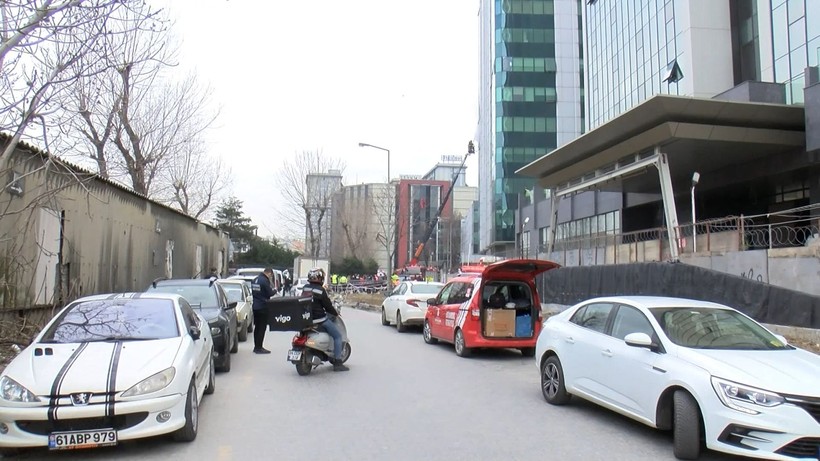 Zeytinburnu'nda 5 katlı iş merkezinde yangın! Yaralı var - Resim: 9