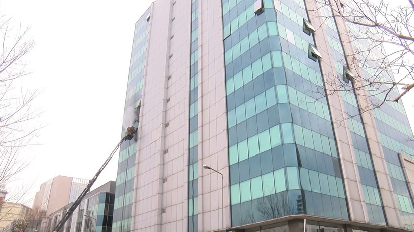 Zeytinburnu'nda 5 katlı iş merkezinde yangın! Yaralı var - Resim: 5