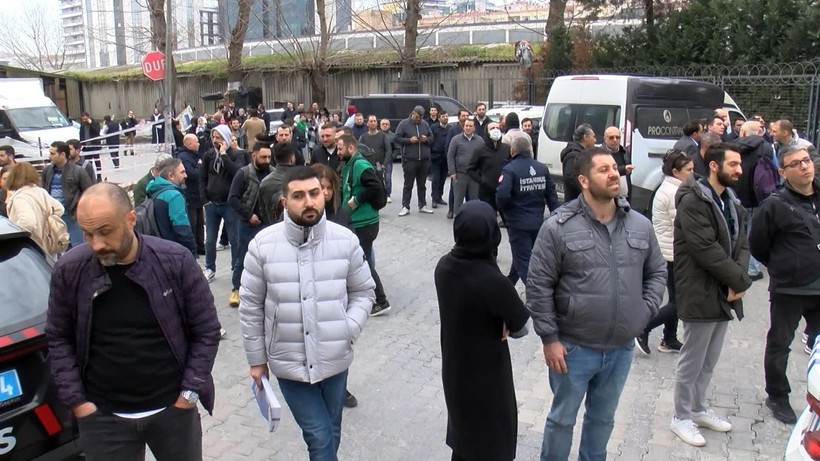 Zeytinburnu'nda 5 katlı iş merkezinde yangın! Yaralı var - Resim: 13
