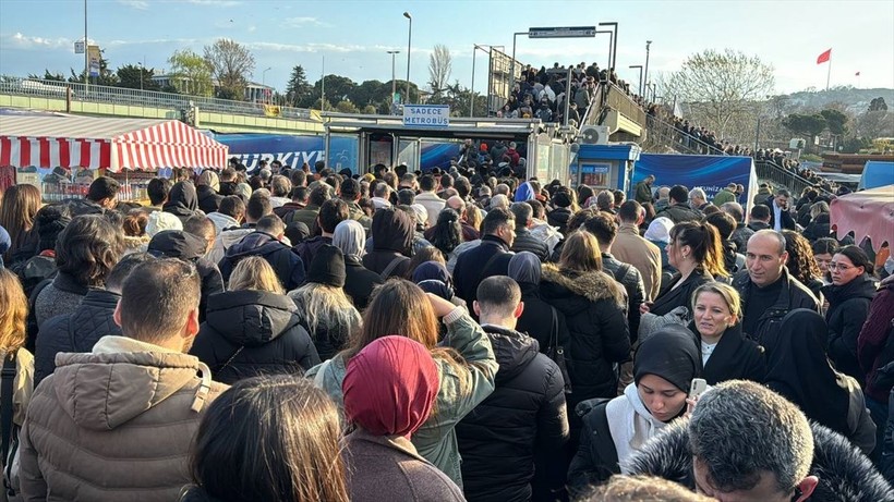 İstanbullunun bitmek bilmeyen ızdırabı! Altunizade'de metrobüs arızalandı, kuyruğun sonu görünmüyor - Resim: 1