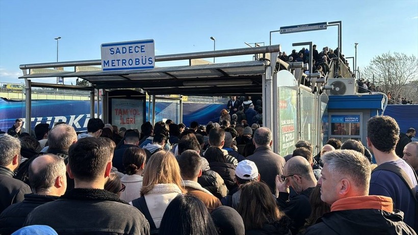İstanbullunun bitmek bilmeyen ızdırabı! Altunizade'de metrobüs arızalandı, kuyruğun sonu görünmüyor - Resim: 2