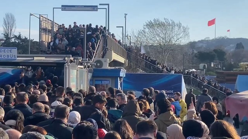 İstanbullunun bitmek bilmeyen ızdırabı! Altunizade'de metrobüs arızalandı, kuyruğun sonu görünmüyor - Resim: 14