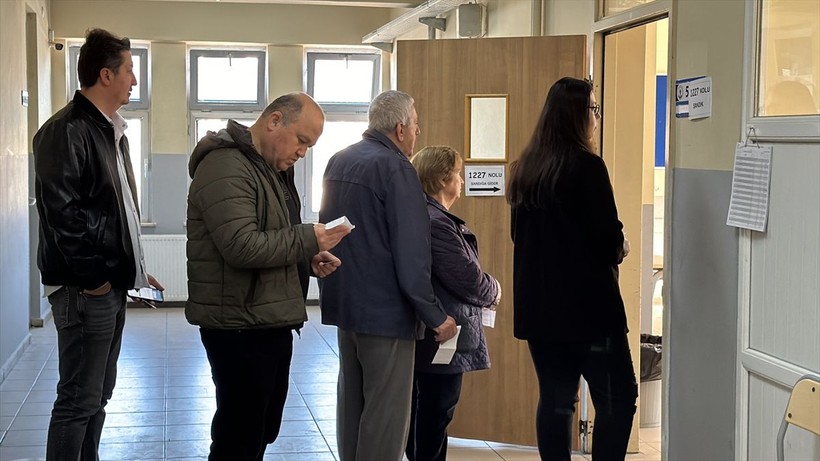 Türkiye'de oy verme işlemleri başladı! İşte sandık başından görüntüler... - Resim: 18
