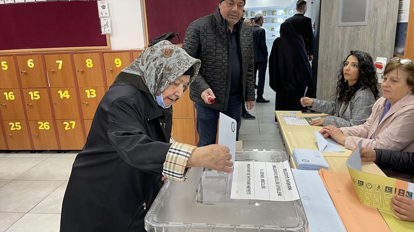 Türkiye'de oy verme işlemleri başladı! İşte sandık başından görüntüler... - Resim: 23