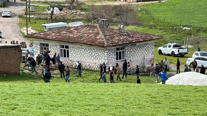 Diyarbakır'da muhtarlık kavgasında kan aktı! Taş, silah ve sopayla saldırdılar - Resim: 5