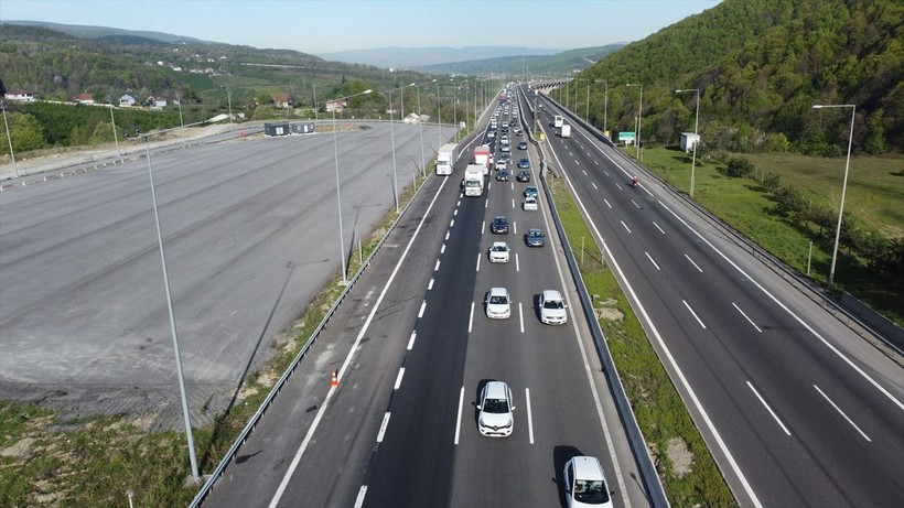 İstanbul'dan göç sürüyor! Bolu, Düzce ve Sakarya... Anadolu Otoyolu'nda 9 günlük tatil yoğunluğu - Resim: 4