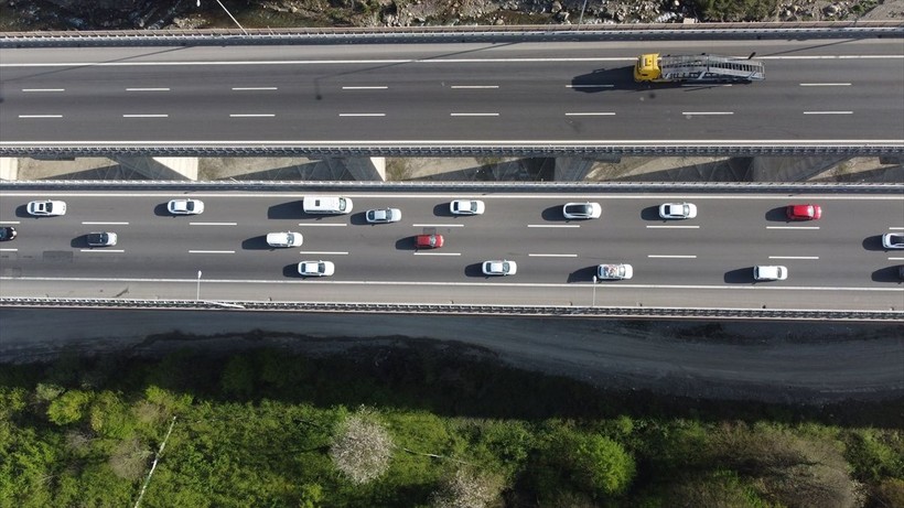 İstanbul'dan göç sürüyor! Bolu, Düzce ve Sakarya... Anadolu Otoyolu'nda 9 günlük tatil yoğunluğu - Resim: 6