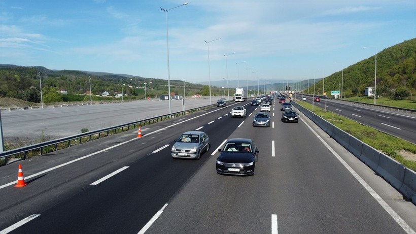 İstanbul'dan göç sürüyor! Bolu, Düzce ve Sakarya... Anadolu Otoyolu'nda 9 günlük tatil yoğunluğu - Resim: 9
