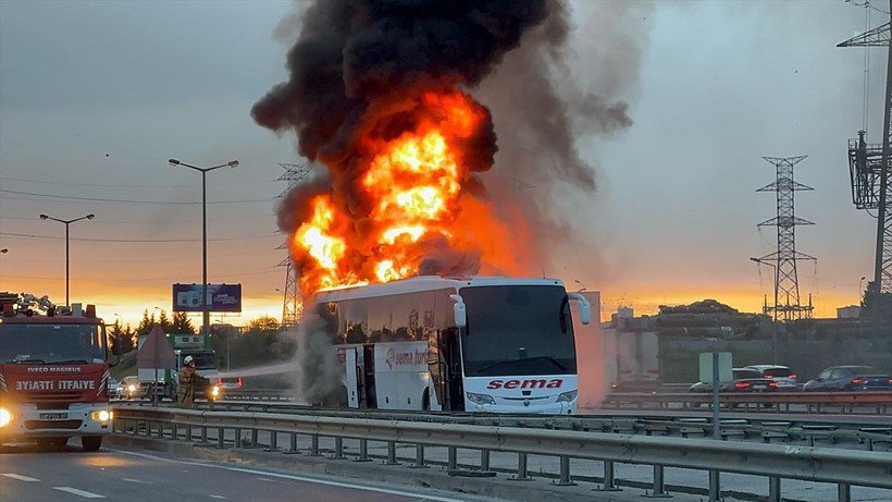 Ümraniye gözlerini alevlere açtı! 2 yolcu otobüsü alev alev yandı - Resim: 19
