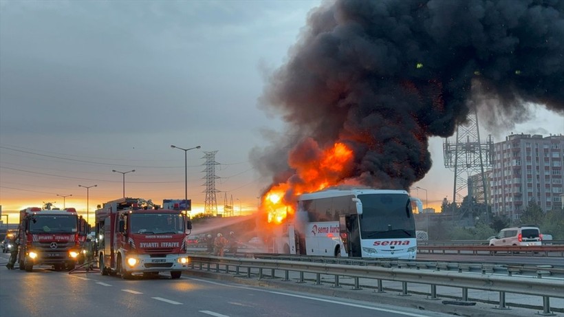 Ümraniye gözlerini alevlere açtı! 2 yolcu otobüsü alev alev yandı - Resim: 20