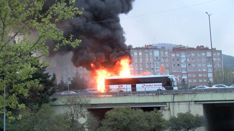 Ümraniye gözlerini alevlere açtı! 2 yolcu otobüsü alev alev yandı - Resim: 7