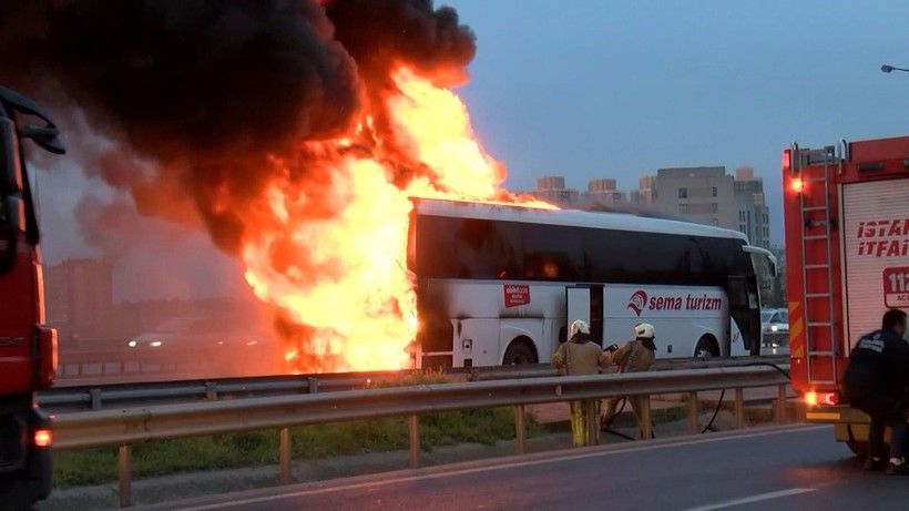 Ümraniye gözlerini alevlere açtı! 2 yolcu otobüsü alev alev yandı - Resim: 12