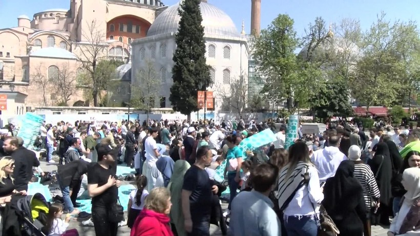 Ayasofya ve Sultanahmet Camii'nde cuma namazı yoğunluğu - Resim: 2