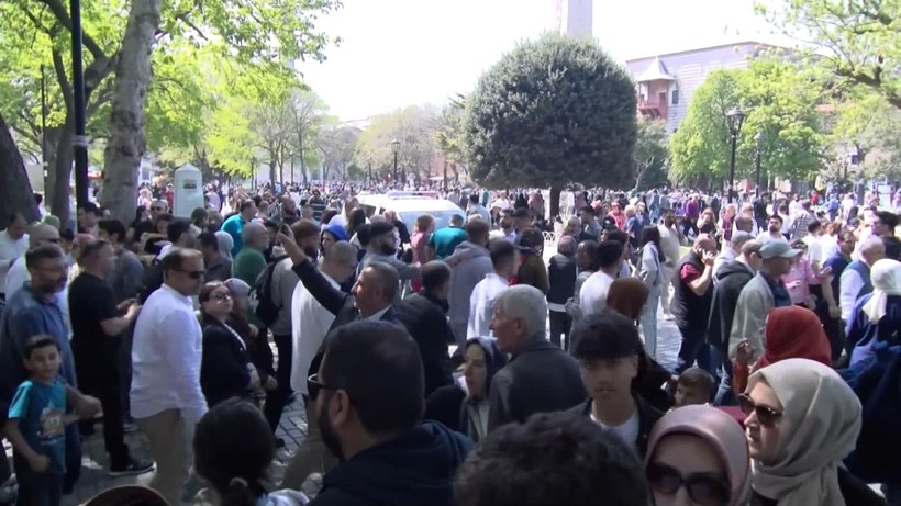 Ayasofya ve Sultanahmet Camii'nde cuma namazı yoğunluğu - Resim: 1