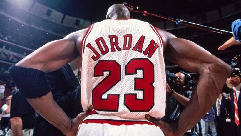 Ticaret Bakanlığı NBA efsanesi Michael Jordan'ın imzaladığı 3 çift ayakkabıyı 5 milyon liraya satışa çıkardı - Resim: 1