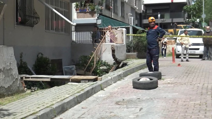 Avcılar'da önündeki kaldırım çöken binaya oturma izni - Resim: 1