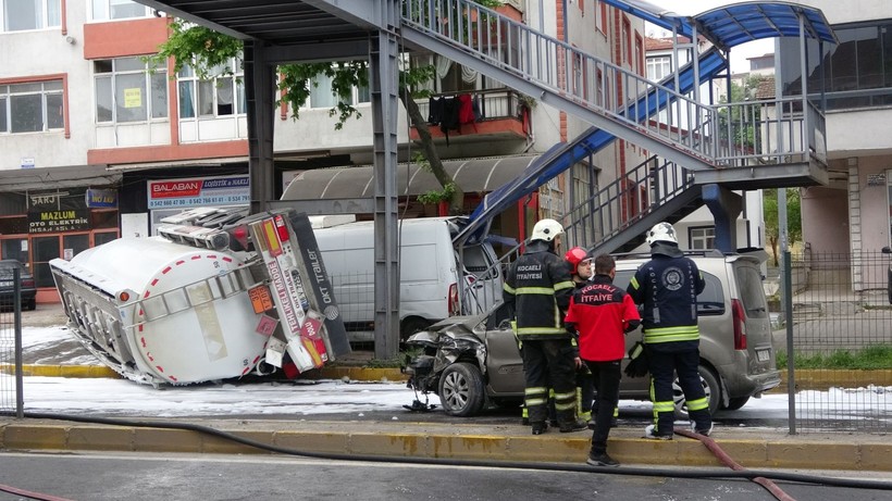 Kocaeli'de benzin yüklü tanker kaza yaptı! O anlar kamerada - Resim: 2