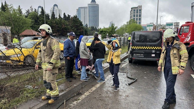 Beşiktaş'ta zincirleme kaza! 8 araç birbirine girdi: Çok sayıda yaralı var - Resim: 13