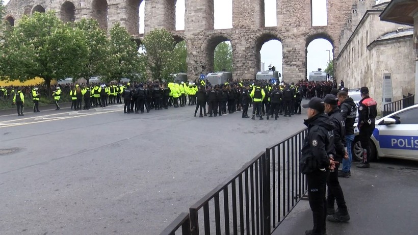 İstanbul'da 1 Mayıs | Polisler Bozdoğan Kemeri'nde etten duvar ördü - Resim: 7