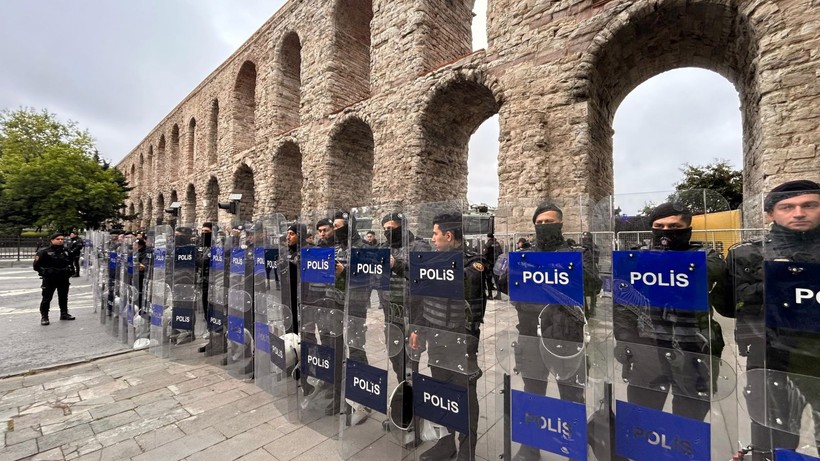 İstanbul'da 1 Mayıs | Polisler Bozdoğan Kemeri'nde etten duvar ördü - Resim: 11