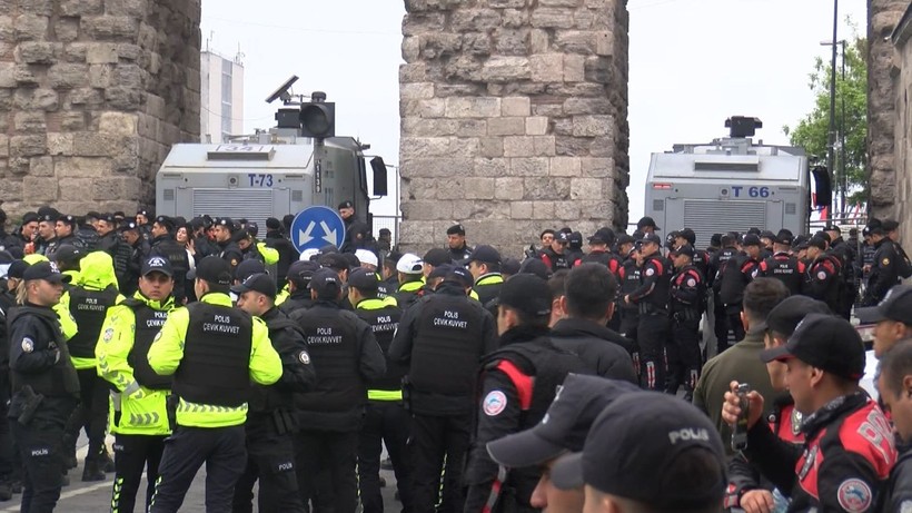 İstanbul'da 1 Mayıs | Polisler Bozdoğan Kemeri'nde etten duvar ördü - Resim: 6