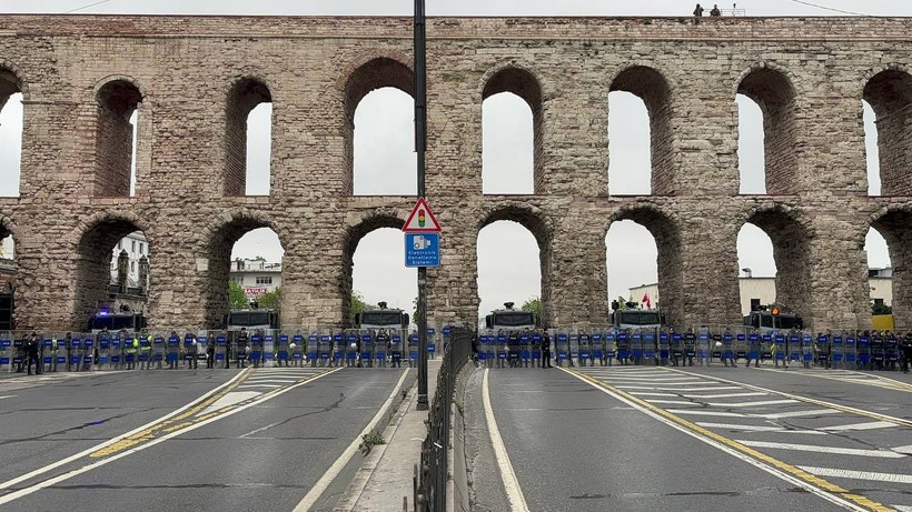 İstanbul'da 1 Mayıs | Polisler Bozdoğan Kemeri'nde etten duvar ördü - Resim: 17