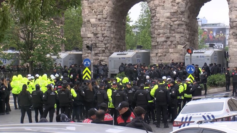 İstanbul'da 1 Mayıs | Polisler Bozdoğan Kemeri'nde etten duvar ördü - Resim: 5