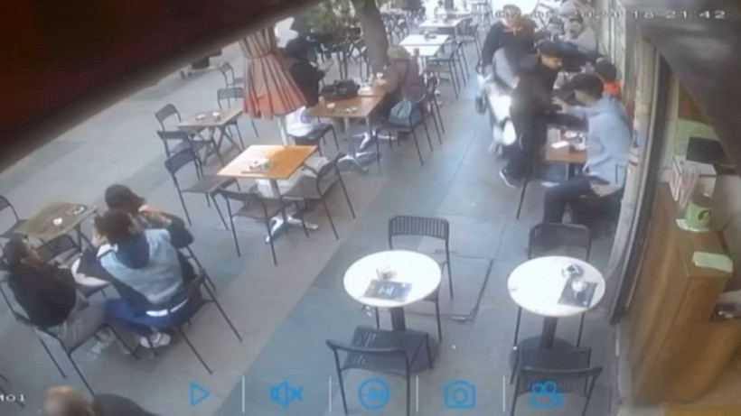 Motosiklet kafede oturanların ortasına daldı: Çok sayıda yaralı var - Resim: 4