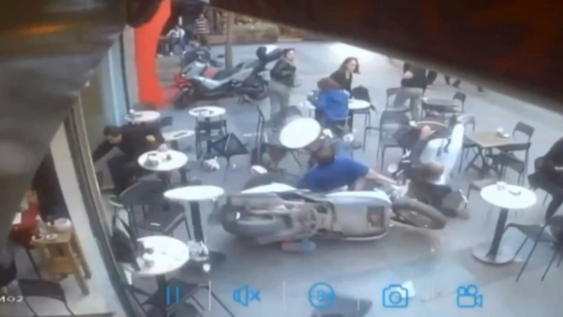 Motosiklet kafede oturanların ortasına daldı: Çok sayıda yaralı var - Resim: 3