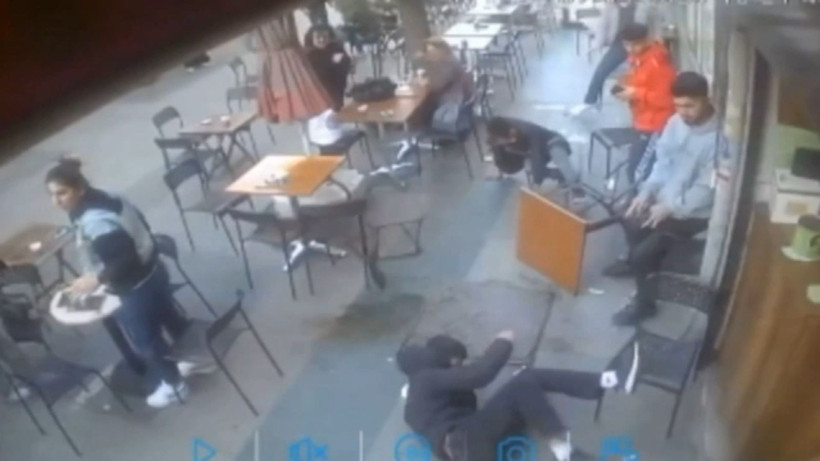 Motosiklet kafede oturanların ortasına daldı: Çok sayıda yaralı var - Resim: 1