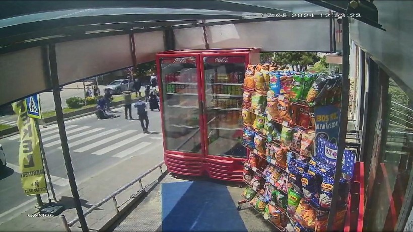 Büyükçekmece'de karşıdan karşıya geçmek isteyen kadına motosiklet çarptı! O anlar kamerada - Resim: 2