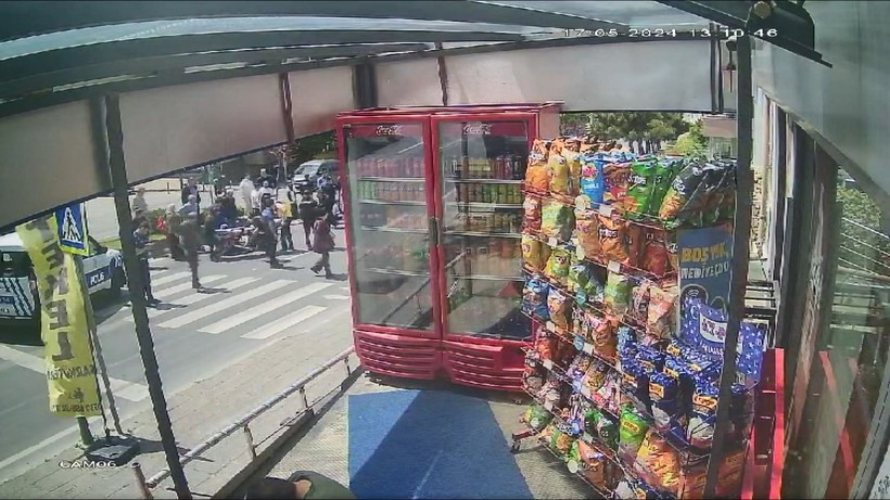 Büyükçekmece'de karşıdan karşıya geçmek isteyen kadına motosiklet çarptı! O anlar kamerada - Resim: 1