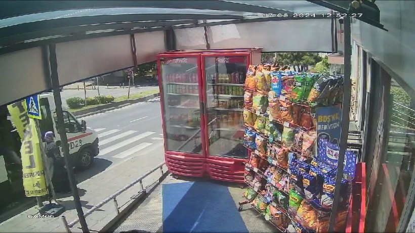 Büyükçekmece'de karşıdan karşıya geçmek isteyen kadına motosiklet çarptı! O anlar kamerada - Resim: 6