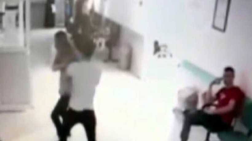 Şanlıurfa'da aile hekimine bıçaklı saldırı! O anlarda bir vatandaşın rahatlığı 'pes' dedirtti - Resim: 1