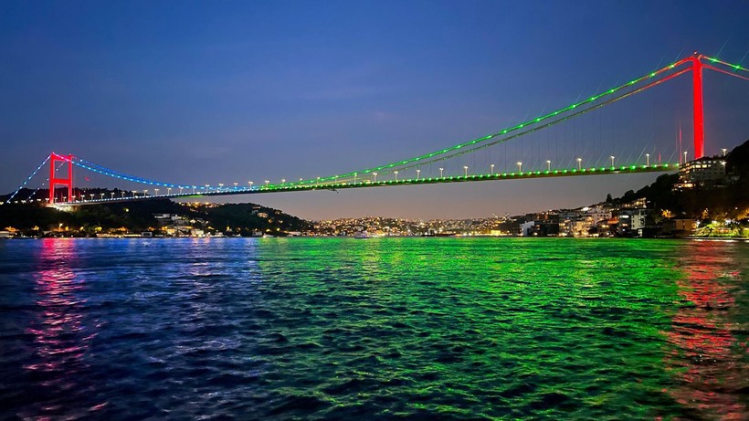 İstanbul'da köprüler Azerbaycan bayrağının renkleri ile ışıklandırıldı - Resim: 1