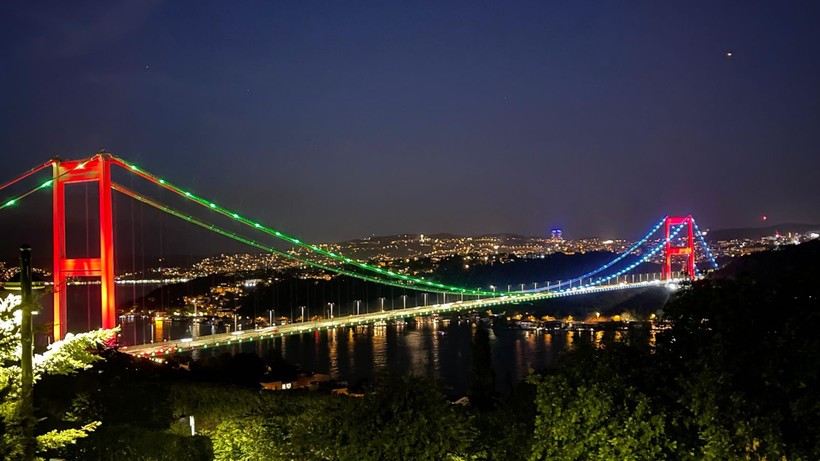 İstanbul'da köprüler Azerbaycan bayrağının renkleri ile ışıklandırıldı - Resim: 2