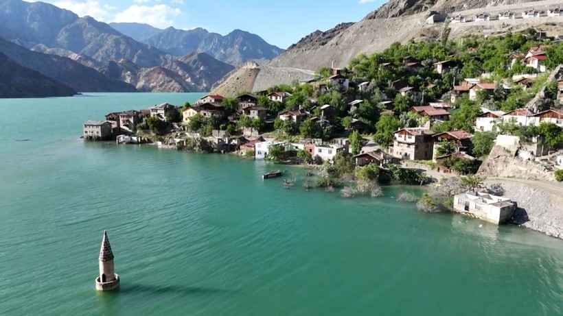 Baraj suyu köyü ikiye böldü; taşınmayan evlerde göl manzarası - Resim: 14