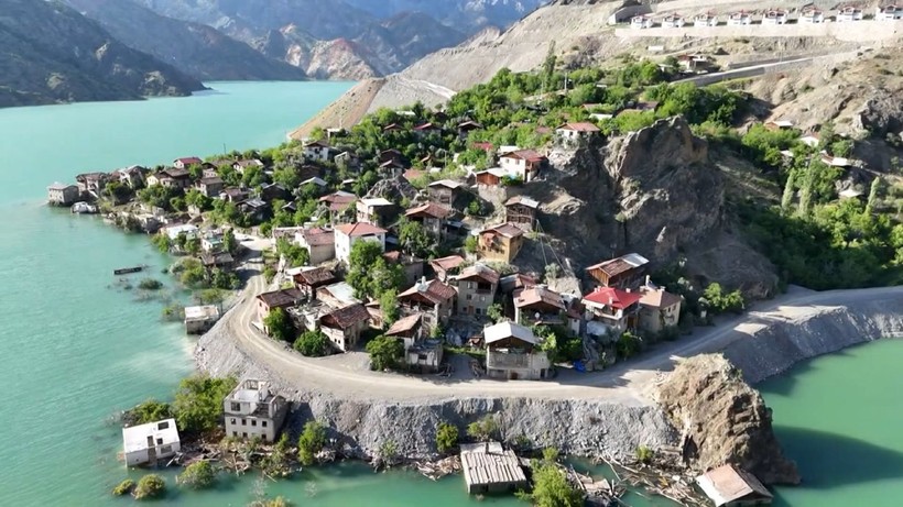 Baraj suyu köyü ikiye böldü; taşınmayan evlerde göl manzarası - Resim: 8