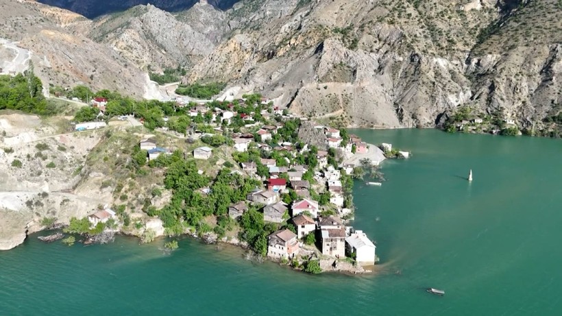 Baraj suyu köyü ikiye böldü; taşınmayan evlerde göl manzarası - Resim: 13