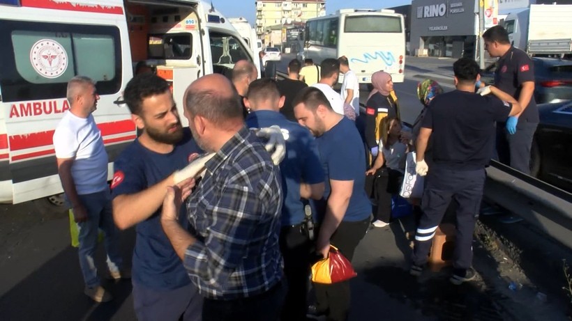 Küçükçekmece'de yol tartışması zincirleme kazayı getirdi: 13 yaralı - Resim: 4