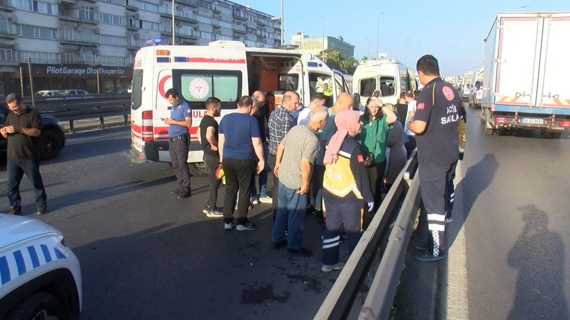Küçükçekmece'de yol tartışması zincirleme kazayı getirdi: 13 yaralı - Resim: 1