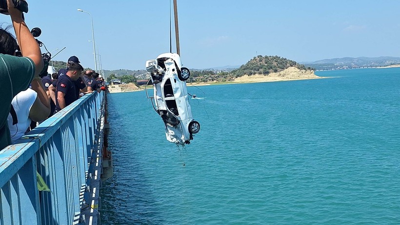 Adana'da kontrolden çıkan otomobil köprüden uçtu! Aydoğmuş ailesi yok oldu - Resim: 19