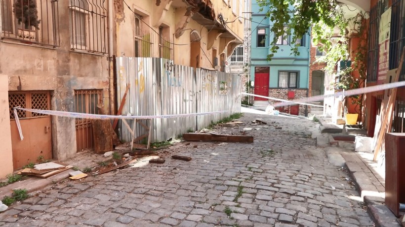 Balat’ta 2 katlı ahşap binanın balkonu çöktü - Resim: 1