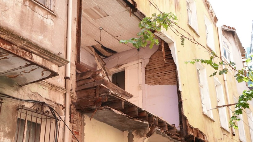 Balat’ta 2 katlı ahşap binanın balkonu çöktü - Resim: 6