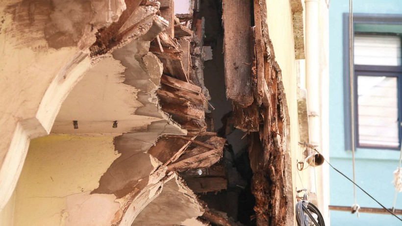 Balat’ta 2 katlı ahşap binanın balkonu çöktü - Resim: 5