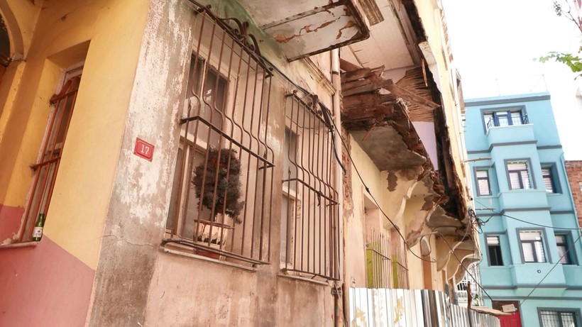 Balat’ta 2 katlı ahşap binanın balkonu çöktü - Resim: 3