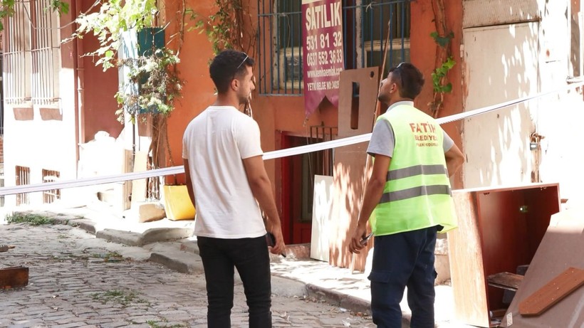 Balat’ta 2 katlı ahşap binanın balkonu çöktü - Resim: 2