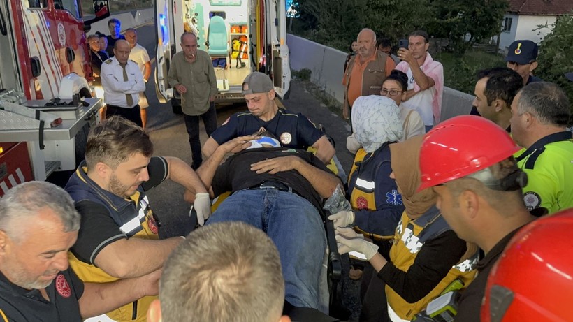 Düzce’de zincirleme kaza! Makarna yüklü tır, otobüs ve otomobile çarptı - Resim: 10